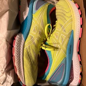 Like new ASICS 22 safety yellow size 9 sneakers